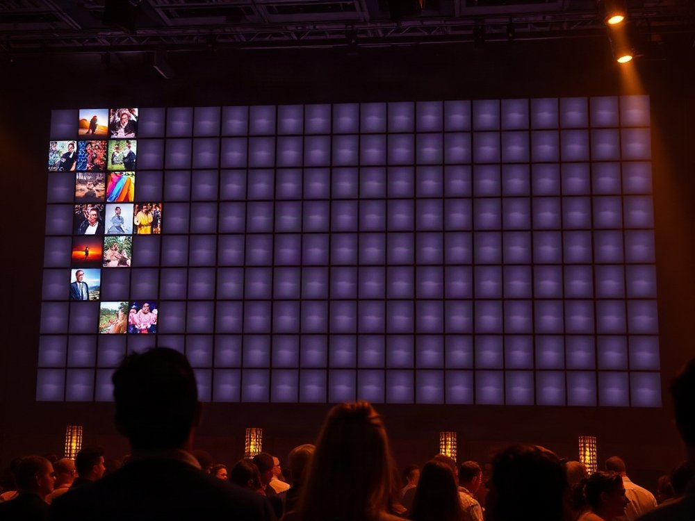 Beispiel: leere Mosaic-Wand am Anfang des Abends, nur wenige Kacheln gefüllt